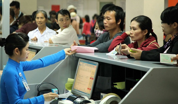 Khi thực hiện các chuyến bay nội địa của Vietnam Airlines hành khách trên 14 tuổi có thể xuất trình: giấy thông hành, giấy phép lái xe, thẻ tạm trú...